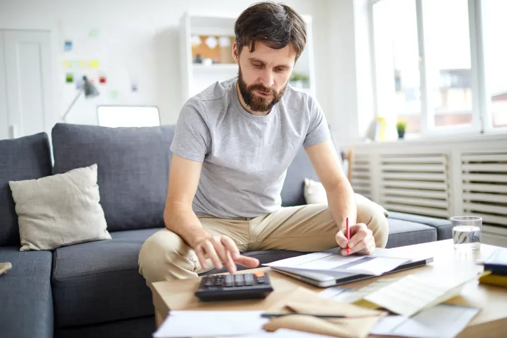 mężczyzna z kalkulatorem